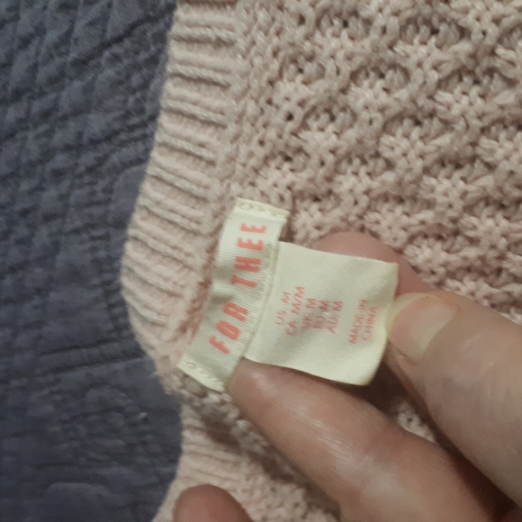 Dusty pink, v-neck pullover knit sweater. Long slv with turnback cuff. - Picture 3 of 4